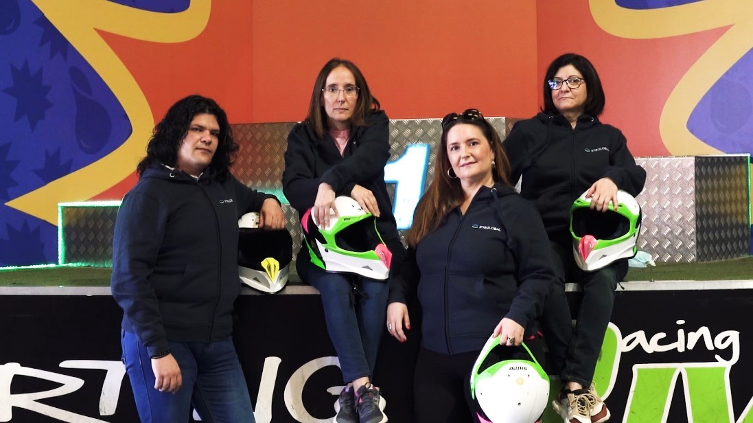 Líderes de los equipos finalistas del V Reto de Innovación de Iris Global, 
vestidos con llamativos trajes de pilotos de carreras, reflejando la temática 
de la edición.